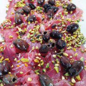 Carpaccio tonno con olive taggiasche e pistacchi