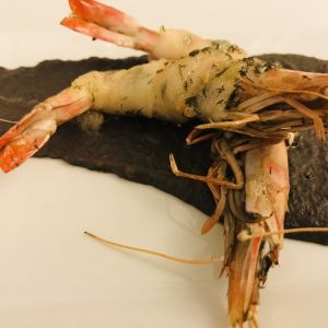 Gamberi con lardo Colonnata su crema di fagiolo nero