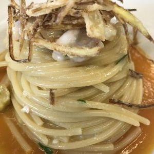 Spaghetto con melecche e chips di porro s crema di zucca