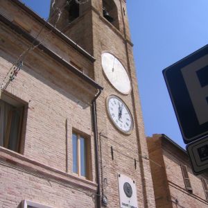 Campanile con meridiana e orologio